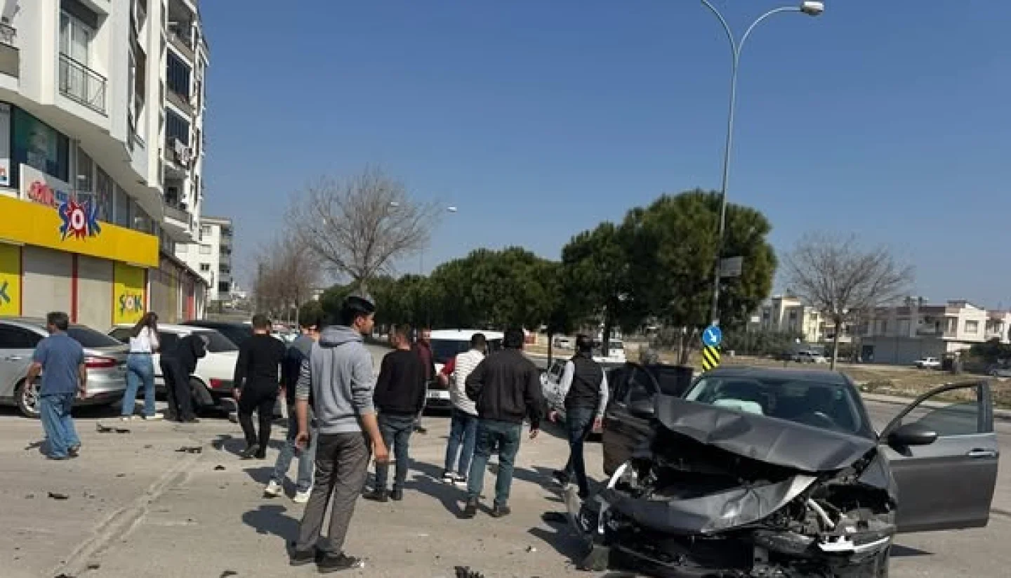 Ceyhan’da Trafik Kazası: Fevzi Çakmak Bulvarı'nda Çarpışma Meydana Geldi