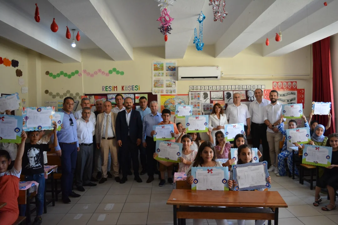 Ceyhan’da Karne Heyecanı: Kaymakam Kurtyemez Öğrencilerle Buluştu