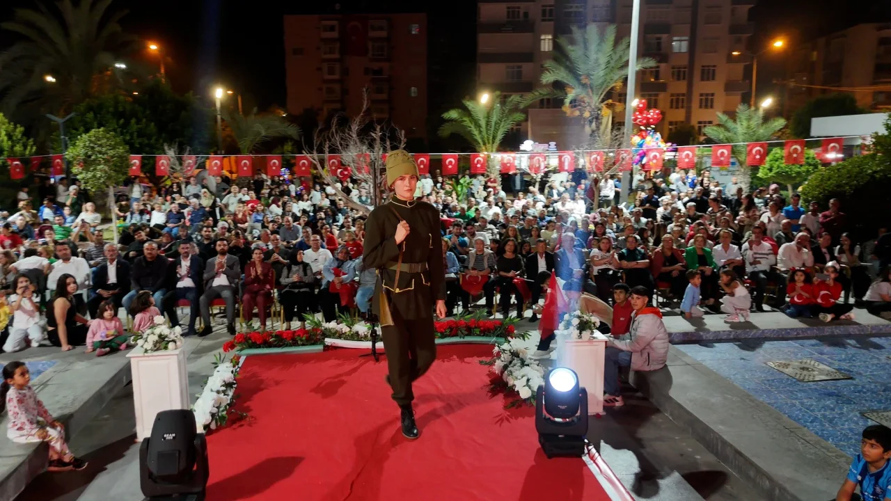 Ceyhan’da Cumhuriyet Coşkusu Zirveye Çıktı: Atatürk ve Kadın Defilesi Göz Kamaştırdı! 